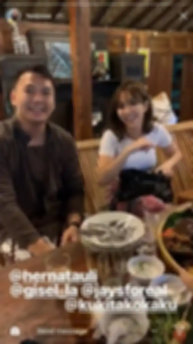 Foto Gisel dan Wijin saat tak malu-malu menyatakan hubungan dekat mereka di depan Feni Rose.