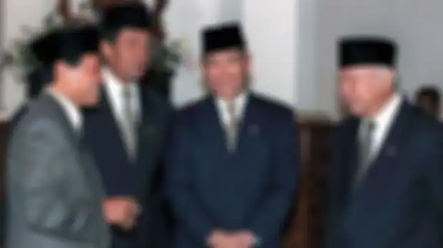Harmoko (kiri) yang pernah menjadi Menteri Penerangan adalah salah satu tangan kanan Soeharto. Saat reformasi 1998, Harmoko dicap munafik oleh Soeharto. 