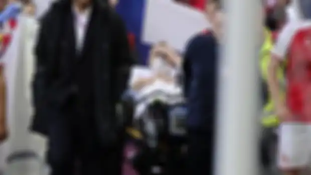 Christian Eriksen ditandu keluar lapangan. 