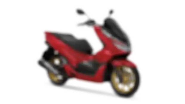 Honda PCX 150 Thailand berwarna merah dan pelek emas.
