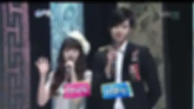 Lee Jong Suk dan IU saat jadi MC di SBS Inkigayo tahun 2012