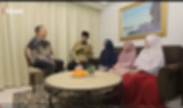 Lora Fadil dan ketiga istrinya saat berbincang bersama Alvin
