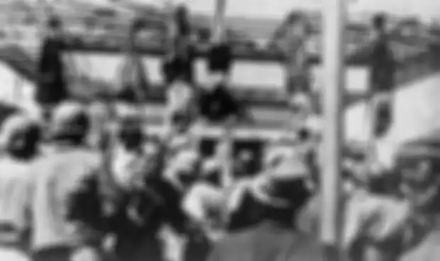 Jenazah Benito Mussolini dan para pengikutnya digantung di gelagar setelah kematian mereka..