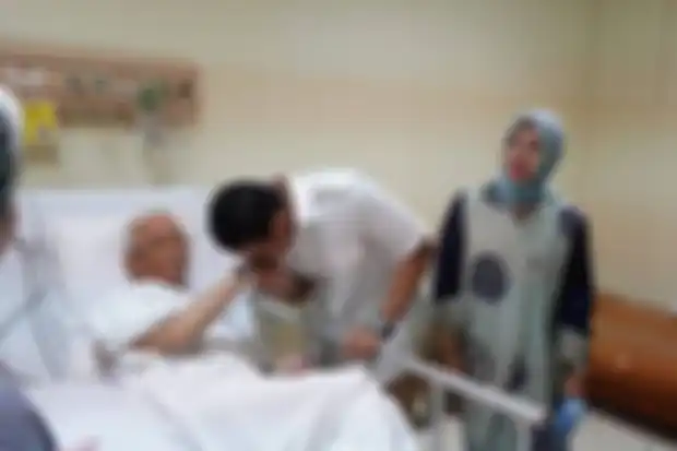 Sandiaga Uno menjenguk pakar pendidikan Prof Arief Rachman di RS Gading Pluit. 