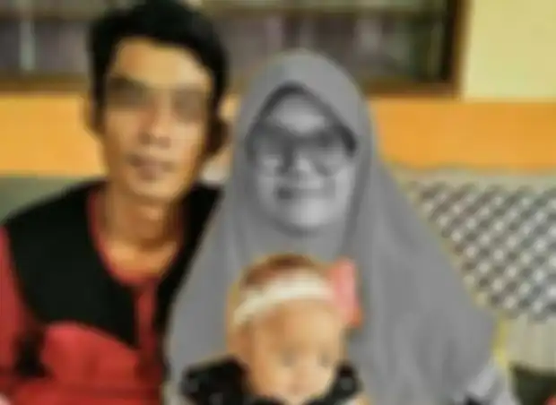 Foto korban bersana suami dan anaknya