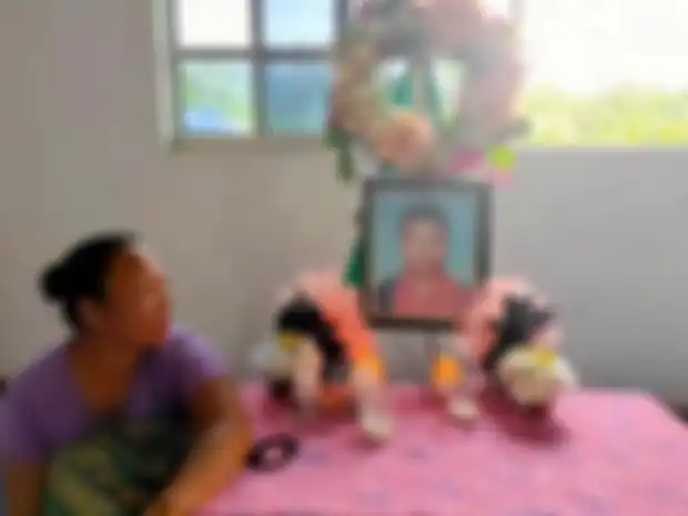 Bibi bocah 14 tahun yang dimakan buaya hidu-hidup di samping fotonya.