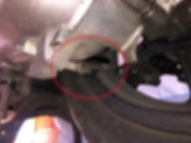 Terdapat slang hitam pendek tapi berlubang di bawah CVT motor matik, ternyata fungsinya sangat penting.