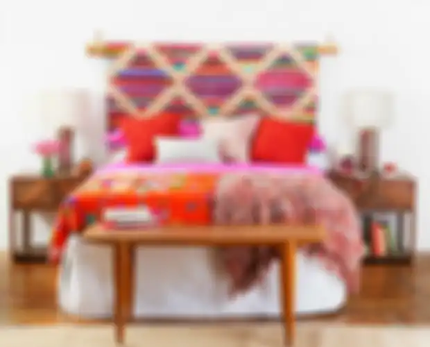 Gunakan rug atau tekstil sebagai headboard