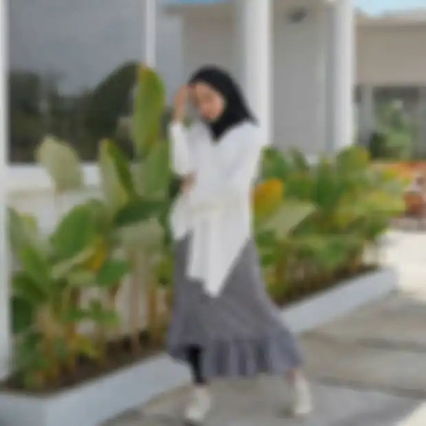 Model rok kekinian yang lagi ngetren buat hijabers: ruffle skirt