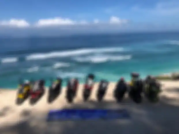 YRFI Bali menikmati pemandangan laut lepas di pantai Melasti.