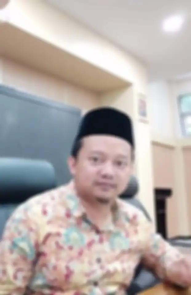 Foto ustaz pesantren di Bandung yang memperkosa 12 santriwati disebarkan. Netizen semakin geram saat mendapatkan fakta ini.