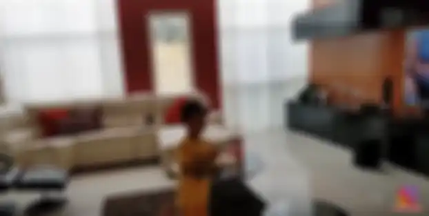 Ruang keluarga rumah Bu Dendy