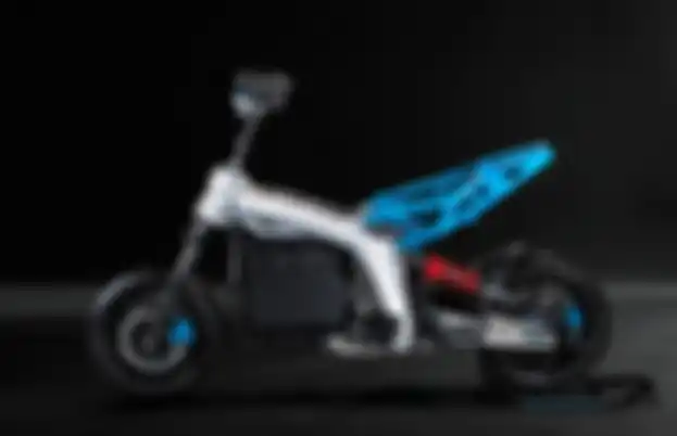 Rangka motor listrik TVS X paduan aluminium dan lengan ayun belakang satu sisi.