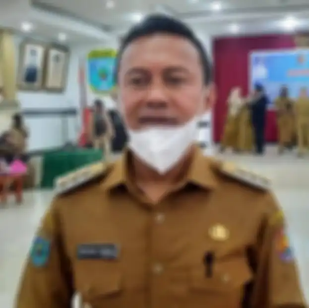 Bupati Fakfak Untung Tamsil sempat hilang kontak saat menaiki perahu. Perahu yang ditumpanginya diduga diterpa ombak besar.