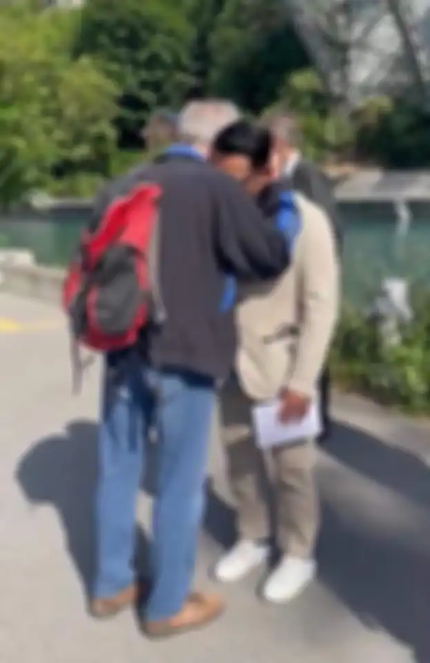 Foto Heinrich  penyelamat adik Eril saat memeluk Ridwan Kamil bikin meleleh netizen. Ternyata warga Bern punya kebiasaan begini.