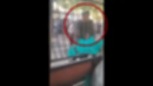 Pria berseragam terlihat melontarkan ancaman dan makian ke arah penghuni asrama Kamasan.