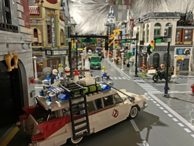 Kota mini dari LEGO yang dibuat oleh Josh Foote