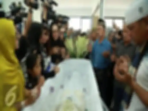 Foto jenazah artis sinetron Yana Zein di dalam peti mati beredar luas. Namun, drama muncul ketika ayahnya datang ke rumah duka.