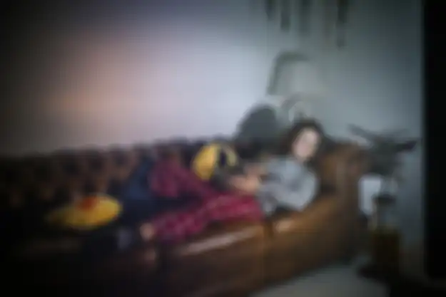 Hindari Kebiasaan Tidur di Depan TV Bila Kamu Tidak Mau Mengalami Hal Negatif ini