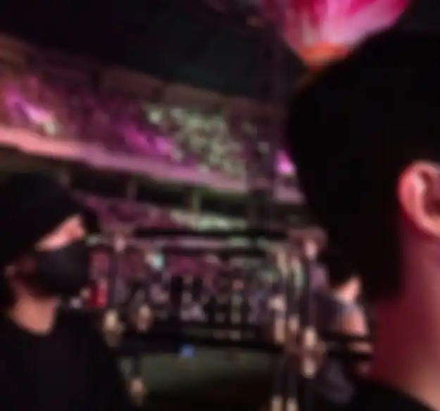 Jungkook hadiri konser IU yang bertajuk The Golden Hour