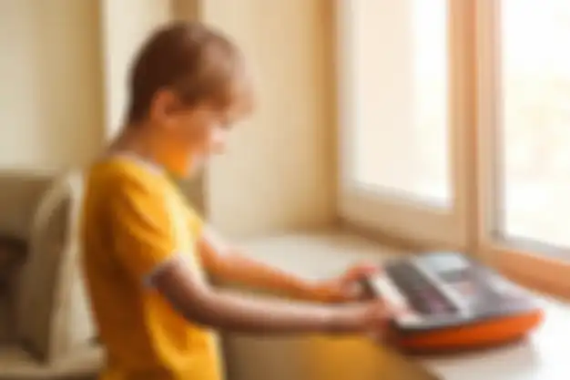 Ilustrasi anak sedang bermain piano. 