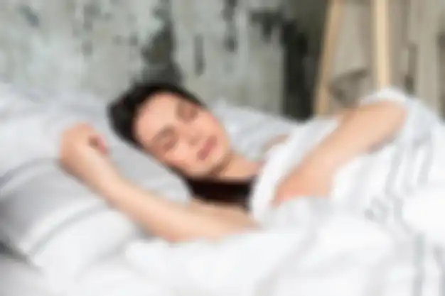 Ilustrasi tidur dengan lampu menyala.