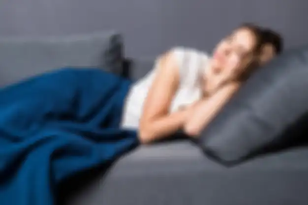 Ilustrasi tidur di sofa.