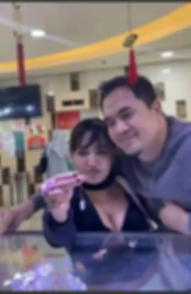 Saipul Jamil dihujat habis-habisan gegara pamer adegan intim bareng selebgram Lina Mukherjee di atas ranjang. Rajin salat tapi kumpul kebo.