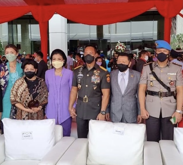 Walaupun foto adik bungsu Andika Perkasa itu tidak setenar sang kakak, namun soal karier Kombes Bhirawa tak kalah mentereng di Polri.