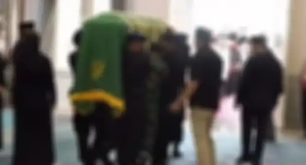 Jenazah putra Ridwan Kamil saat akan dibawa keluar Gedung Pakuan menuju mobil Jenazah