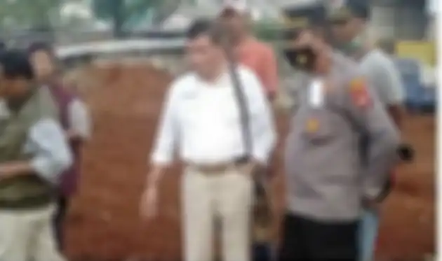 Rudi Samin pemilik tanah yang bikin polisi turun tangan dalam kasus beras bansos dikubur punya masalah belum selesai dengan JNE Depok. 