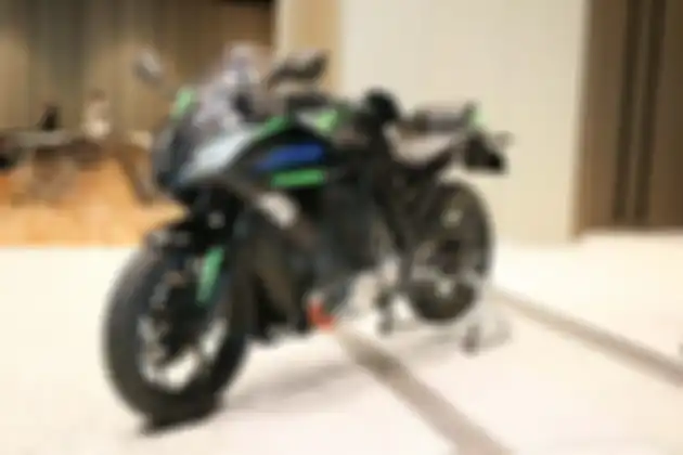 Kawasaki Ninja 400 dengan mesin listrik hybrid.