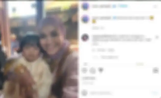 Potret Umi Kalsum Ibunda Ayu Ting Ting yang jadi sorotan netizen karena dituding pamer perhiasan