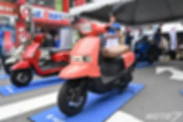 Suzuki SUI 125 2025 versi warna Thai Milk Red.
