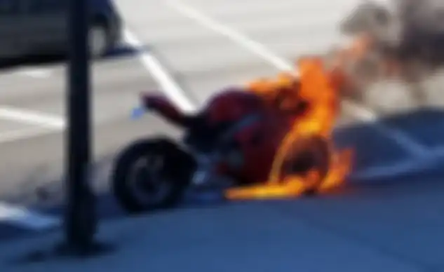 Ducati Panigale V4 terbakar