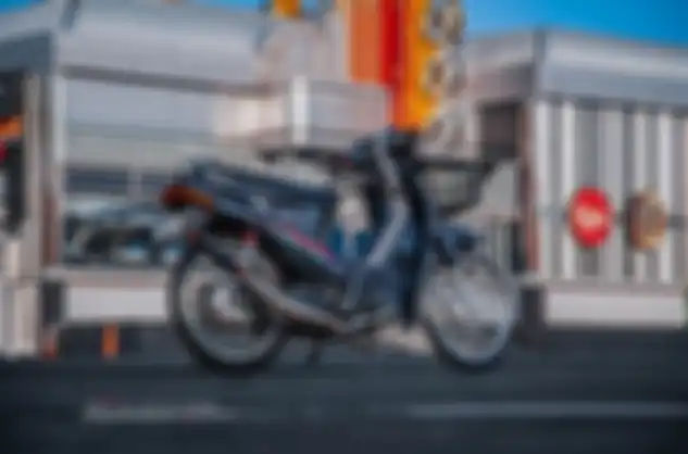 Tampak samping Suzuki Crystal.