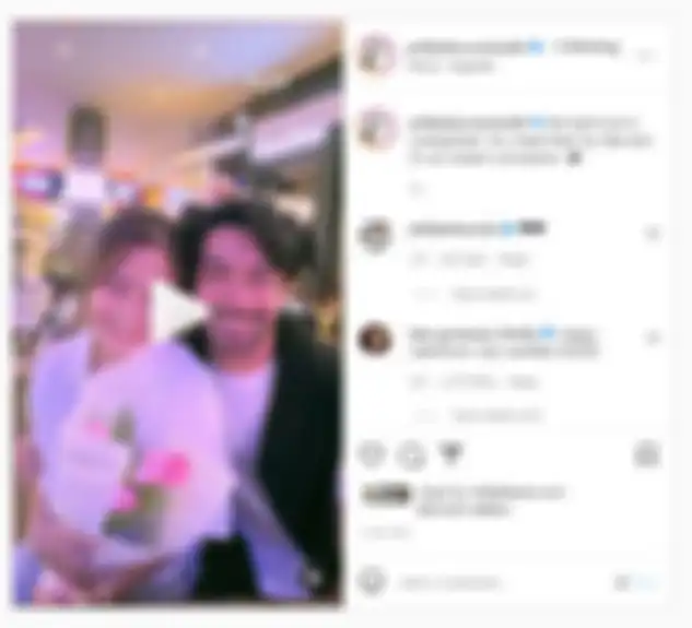 Prilly Latuconsina mendapat buket bunga tulip dari Reza Rahadian