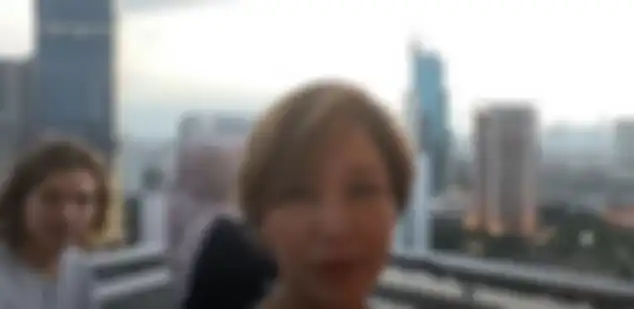 Maia dan Dul saat berada di balkon apartemen mewahnya