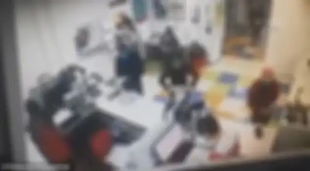 Viral video wanita lepas celana dalam di kantor pos untuk dijadikan masker.