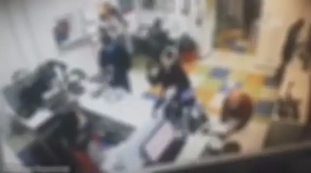 Viral video wanita lepas celana dalam di kantor pos untuk dijadikan masker.