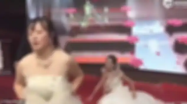 VIDEO : Pernikahan Pengantin Ini Kacau, Mantan Pacar Mempelai Pria Datang dengan Gaun Pengantin dan Memohon untuk Menikahinya