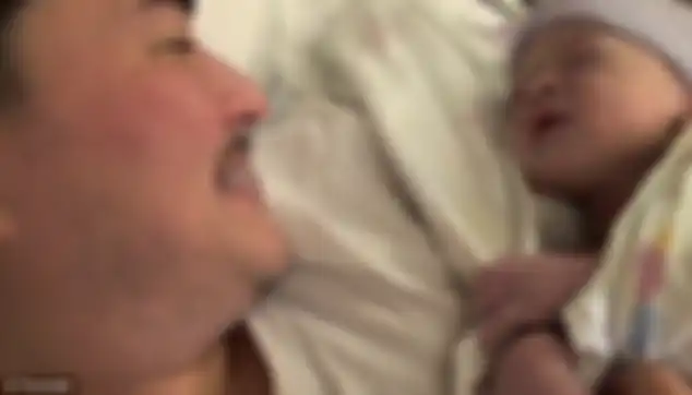 Thomas dan seorang bayi yang dilahirkannya.