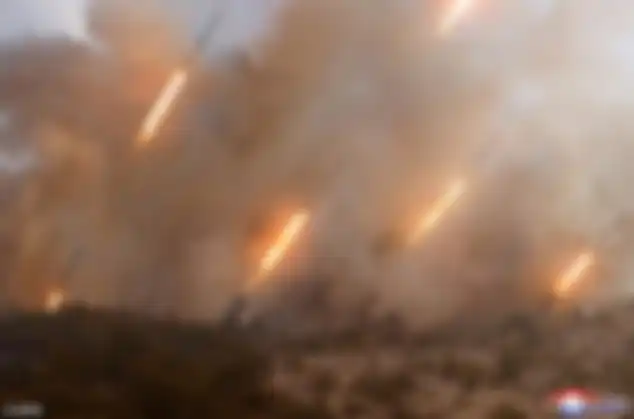 Salah satu gambar menunjukkan amunisi meledak di permukaan tebing dengan air di dekatnya.
