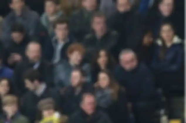 Ed Sheeran saat nonton pertandingan sepakbola