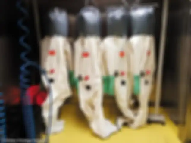 Pakaian petugas laboratorium virus Wuhan yang serba steril dan aman