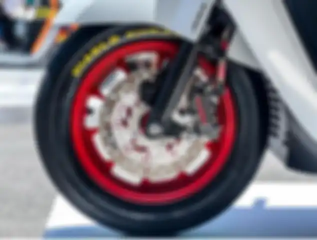 Kaliper Brembo mengapit piringan original Honda Giorno+