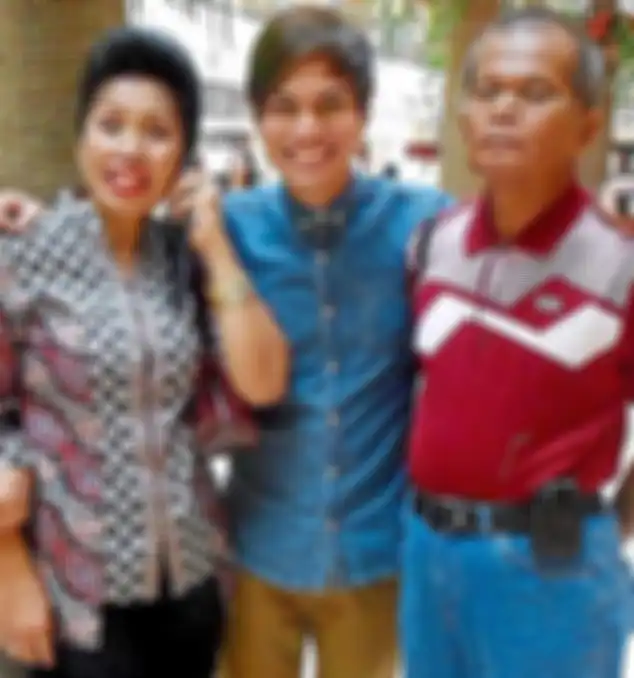 Reynhard Sinaga bersama ayah dan ibunya yang tak tahu apa-apa.