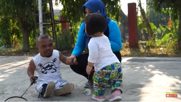 Rina memberikan semangat untuk Ucok Baba