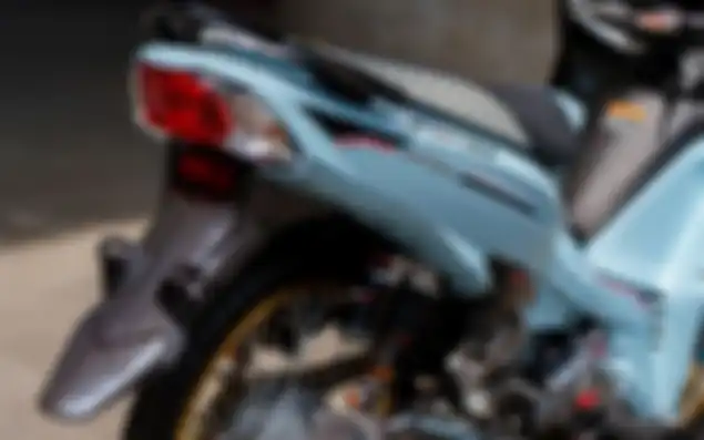 Ada beberapa part yang ditempel stiker carbon fiber di Yamaha Finn.