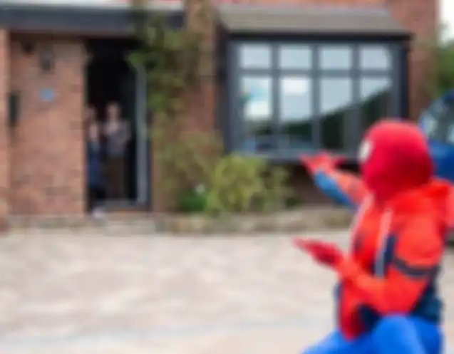 Hibur Anak-anak yang di Rumah Saat Lockdown, 2 Instruktur Bela Diri Ini Berubah Jadi Spider-Man